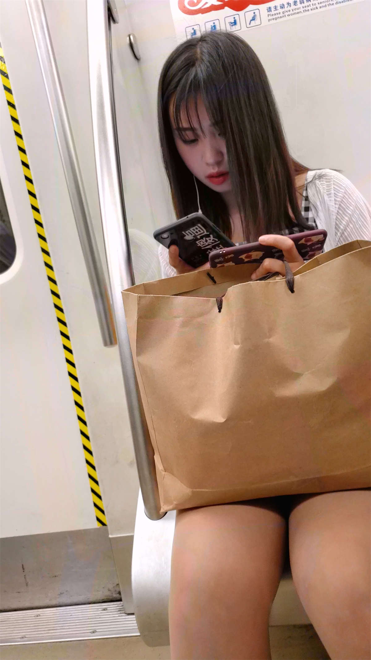 图片[2]-地铁上的小女子-日更街拍