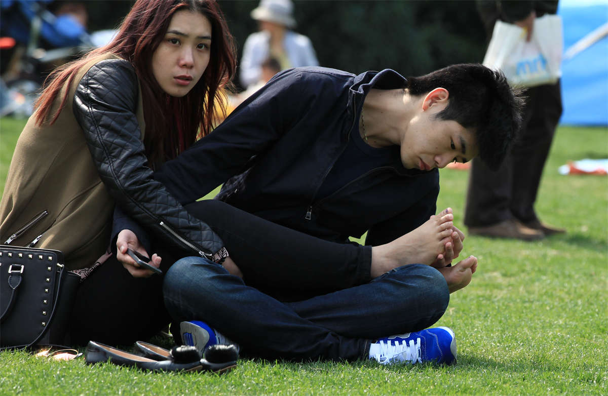 踏青公园街拍系列No.271 如此美人玉足，当然爱不释手，为她抠脚也是心甘情愿 第2辑-日更街拍