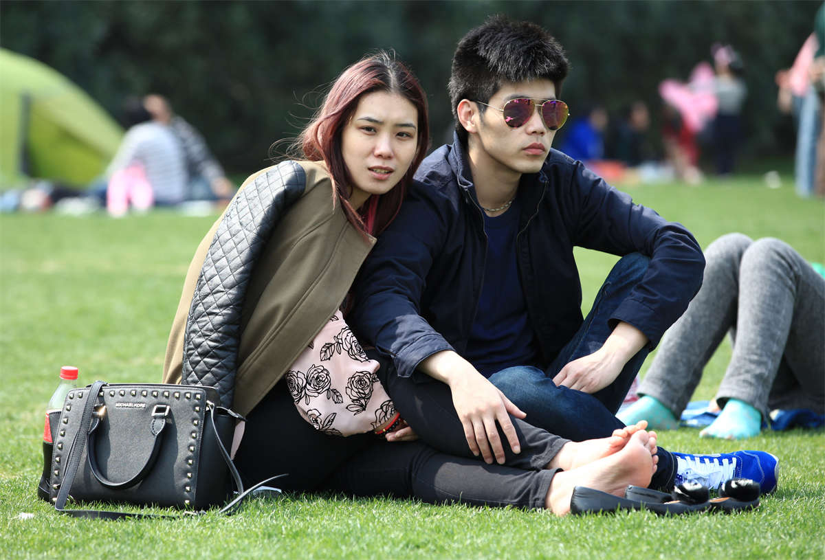 图片[2]-踏青公园街拍系列No.271 如此美人玉足，当然爱不释手，为她抠脚也是心甘情愿 第2辑-日更街拍