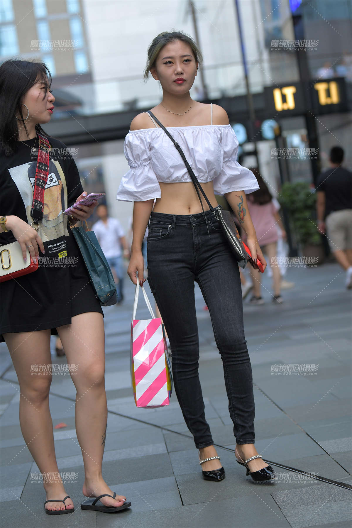 黑色紧牛一字肩-日更街拍