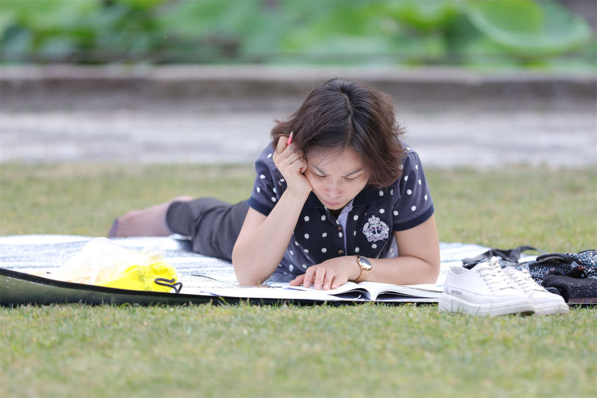 图片[2]-踏青公园街拍系列No.1585 干练短发少妇的骨感瘦足，为少见的短灰丝完美代言-日更街拍