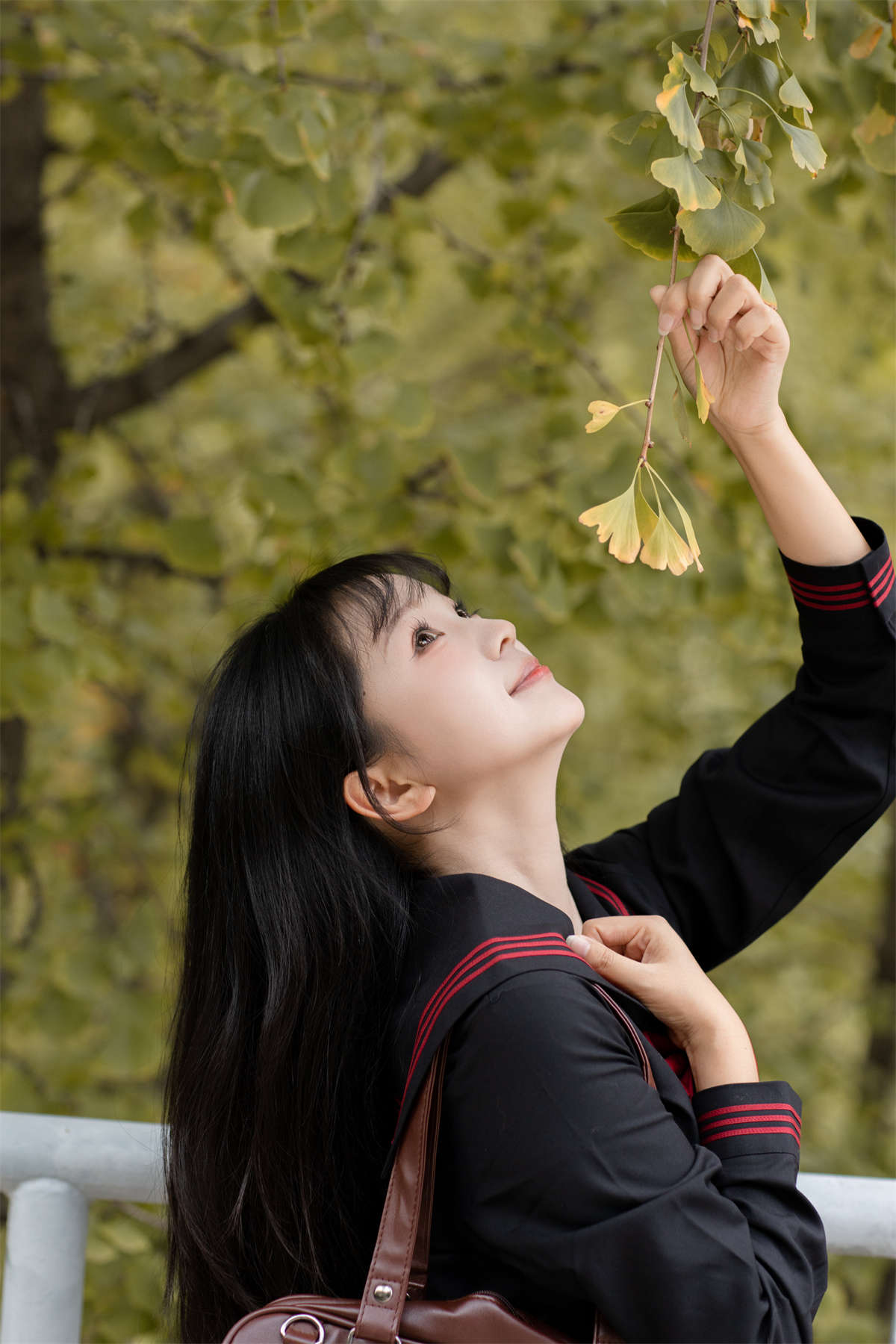 YITUYU艺图语 2025.02.08 树荫下的日系少女 鱼泡泡插图1