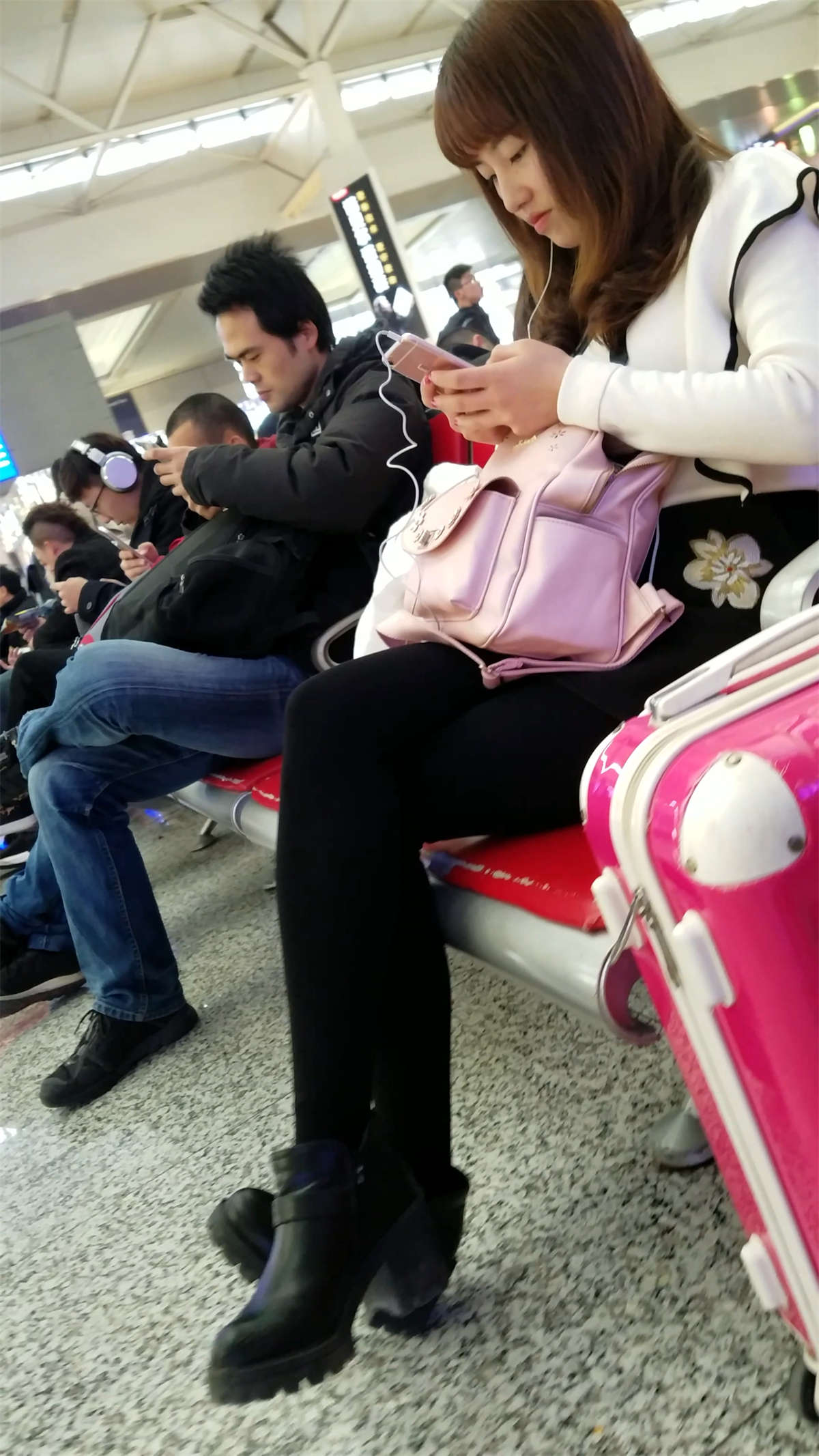 图片[2]-[4K高清视频]高铁站候车的黑色丝袜性感长腿妹子-日更街拍