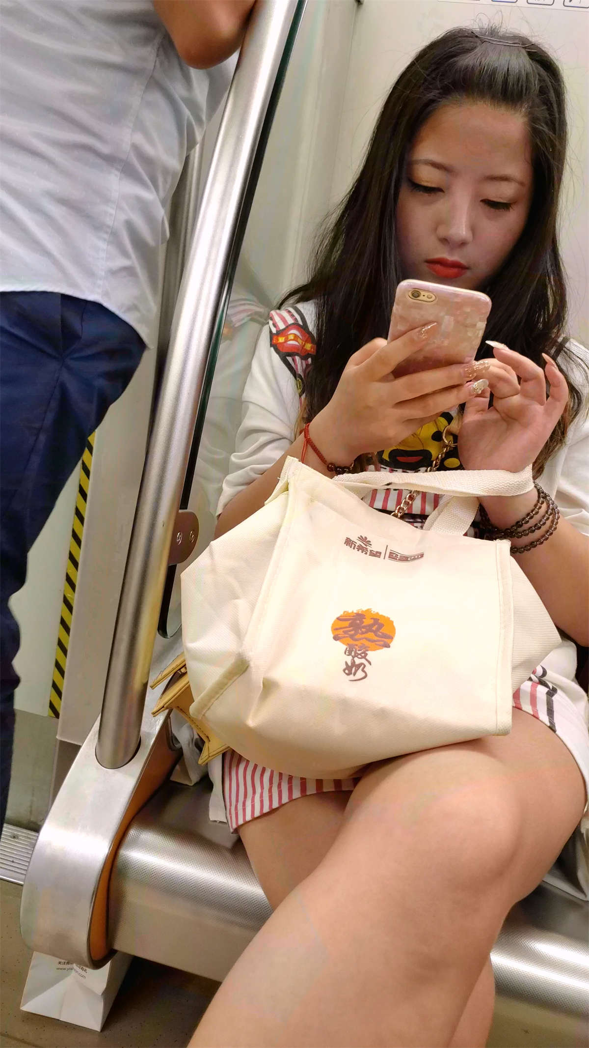 图片[2]-地铁上的女孩-日更街拍