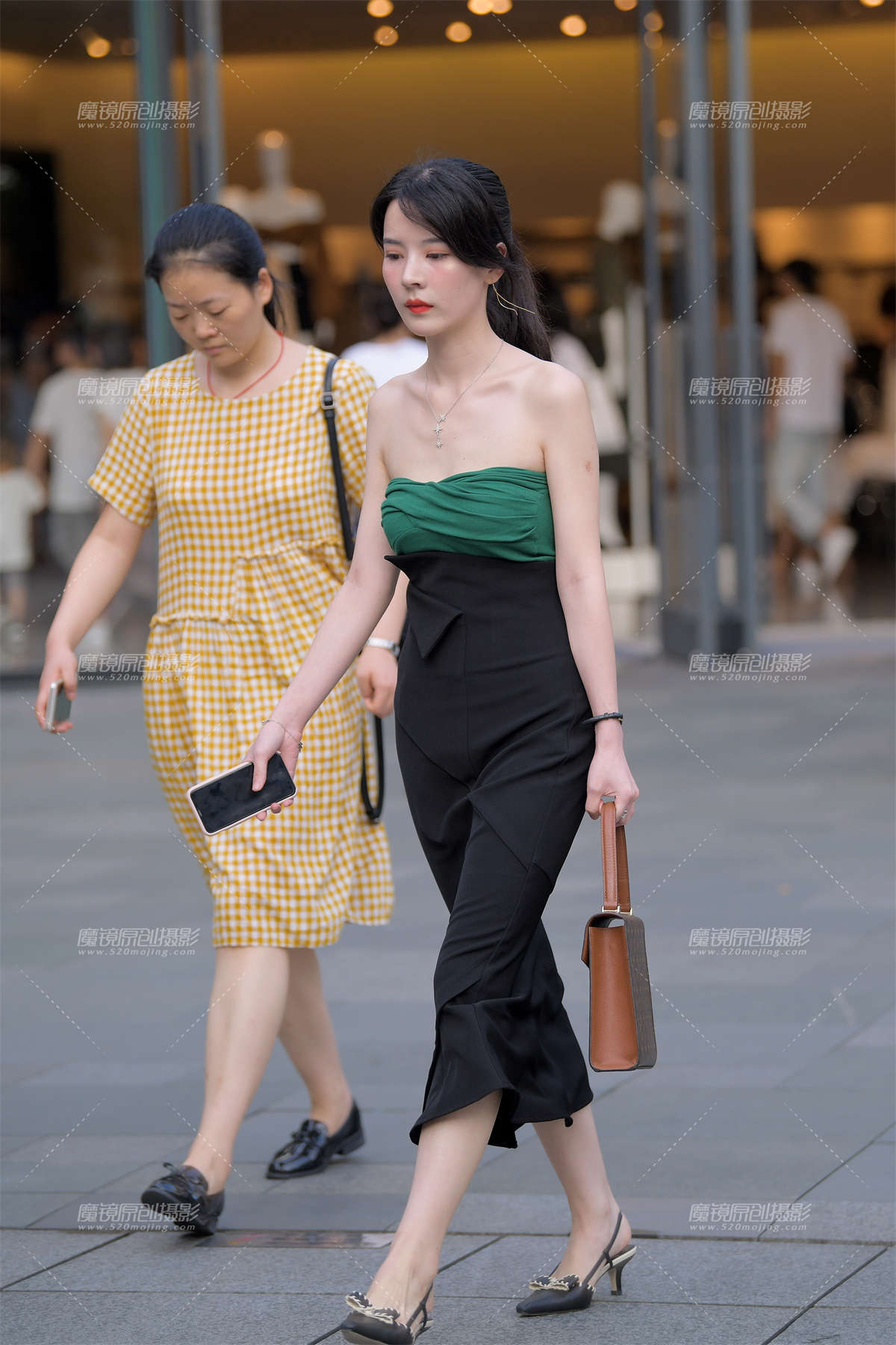 一字抹胸长裙美__-日更街拍