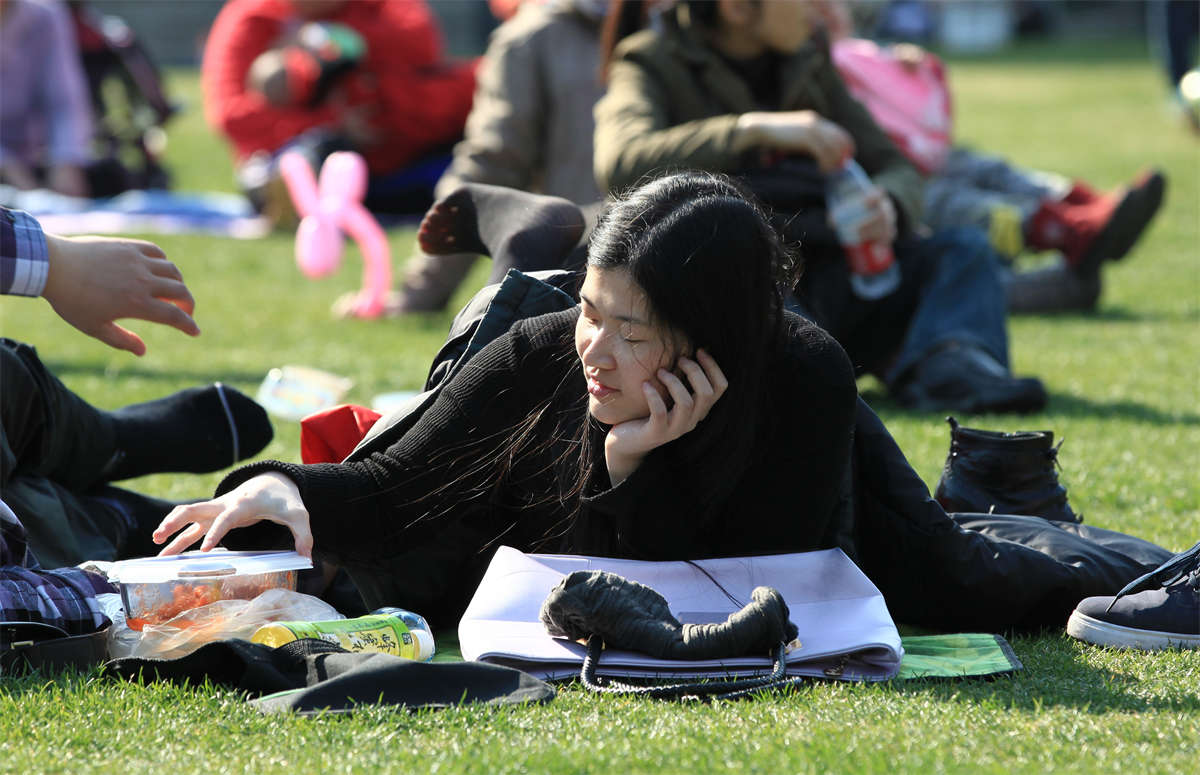 图片[2]-踏青公园街拍系列No.272 少见的黑丝网袜配上少见的细长美T，让人流连忘返-日更街拍