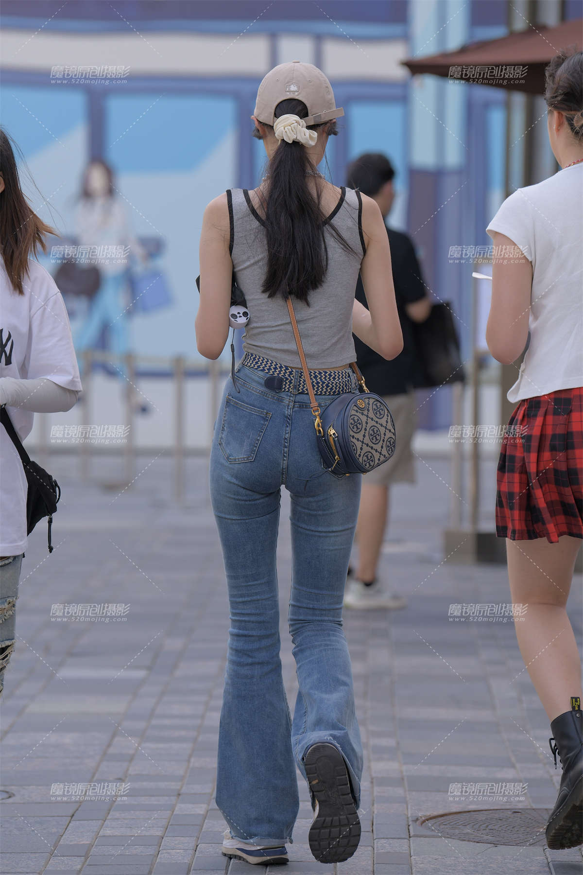 图片[2]-吃冰淇淋的紧牛美眉-日更街拍