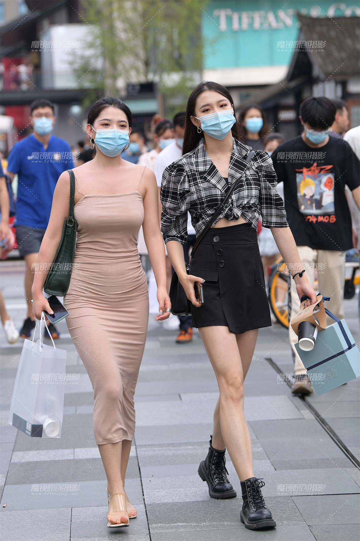 吊带裙丰腴的美女-日更街拍