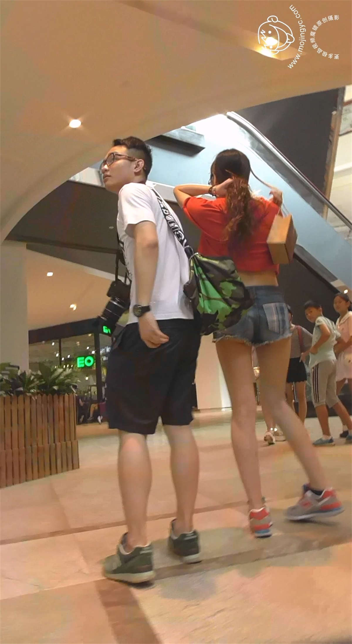 图片[2]-气质极致的热裤长腿白白脚-日更街拍