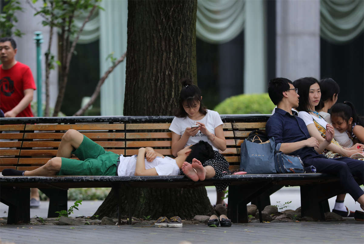 图片[2]-踏青公园街拍系列No.811 脱鞋上椅，再把腿伸直，这就对了-日更街拍