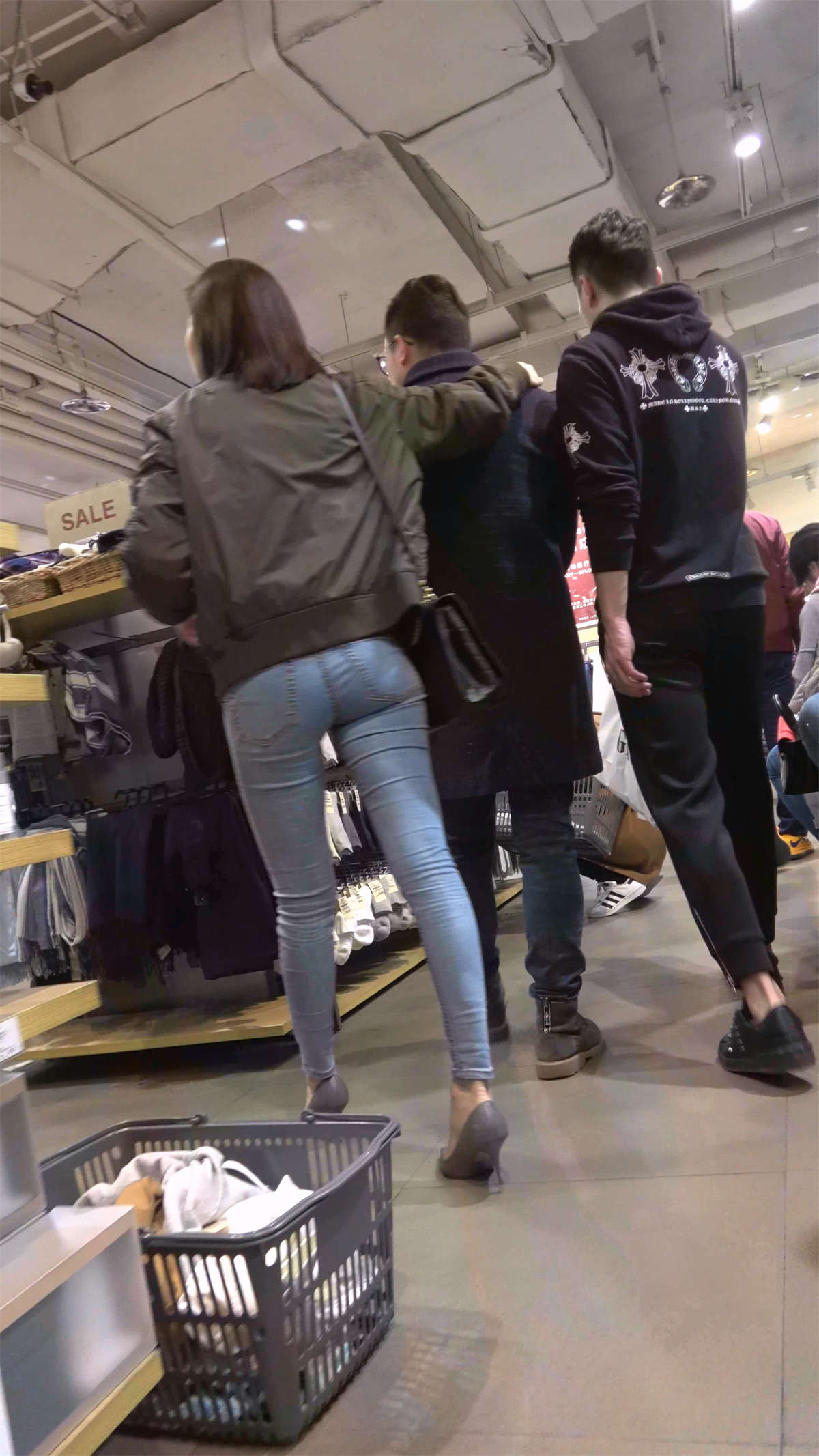 图片[2]-跟男友逛商场的高跟鞋紧身牛仔裤美眉-日更街拍