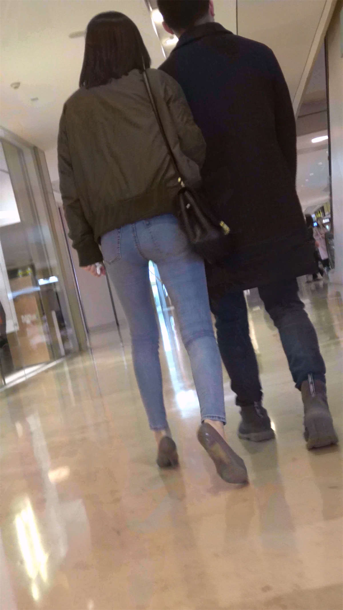 跟男友逛商场的高跟鞋紧身牛仔裤美眉-日更街拍