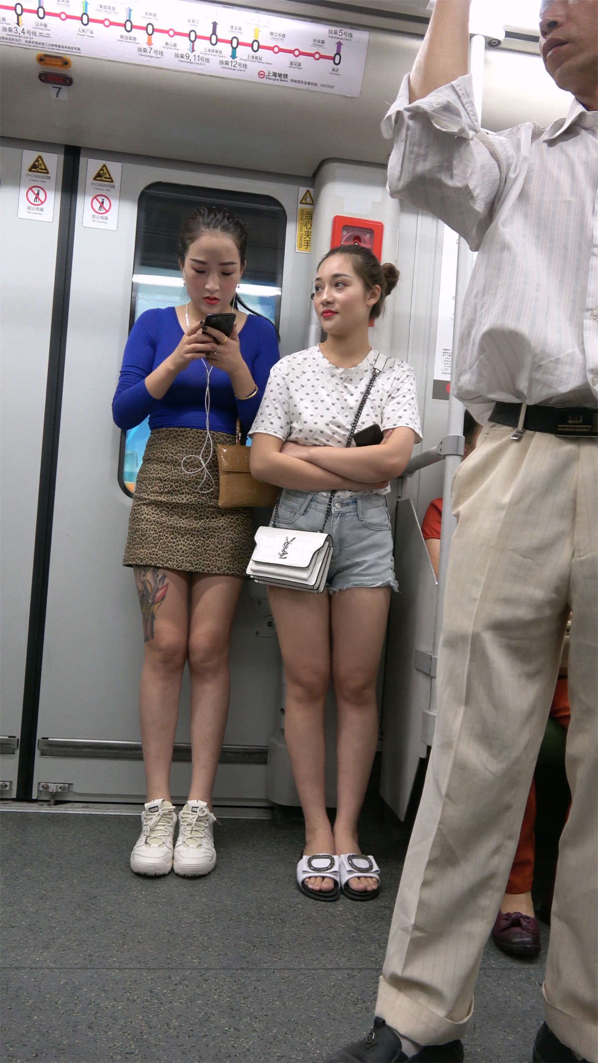 图片[2]-蓝色紧身T恤豹纹短裙美女-日更街拍