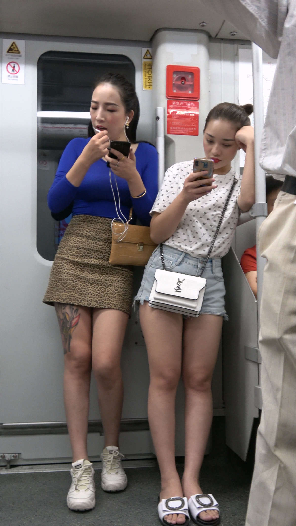 蓝色紧身T恤豹纹短裙美女-日更街拍