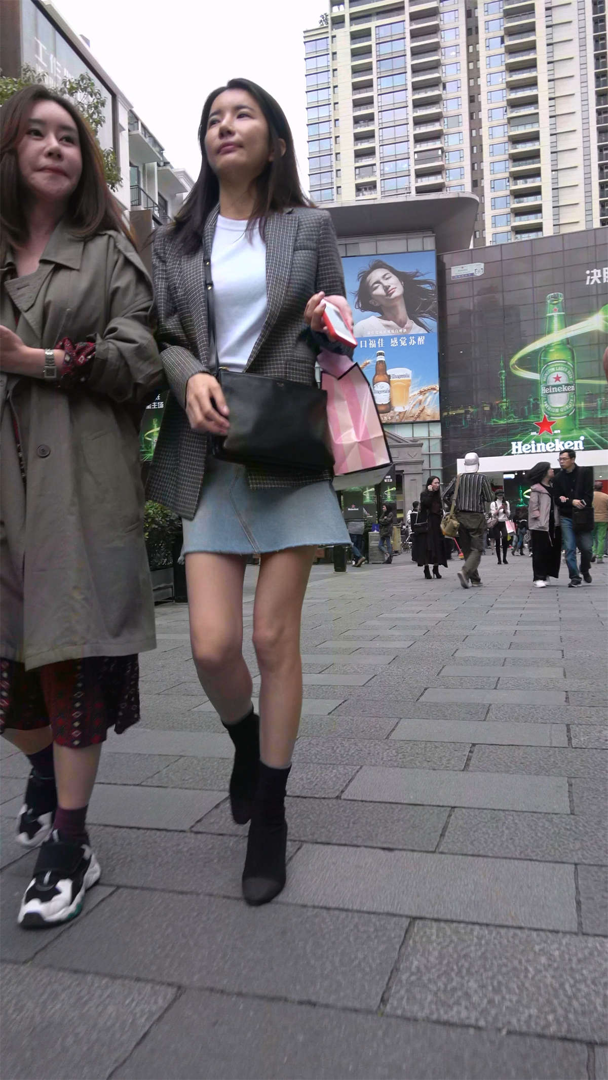 牛仔裙美腿成熟美女-日更街拍