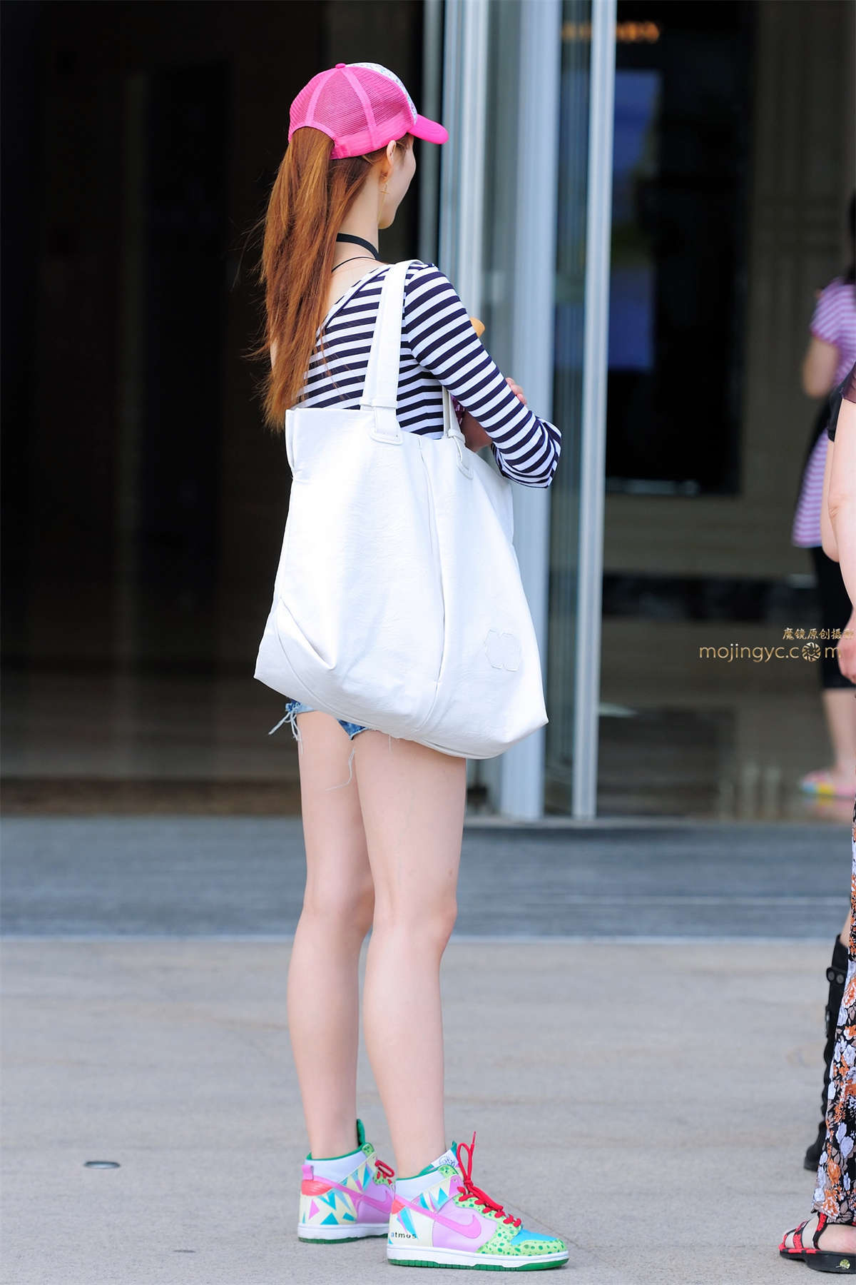 热裤，裸腿，运动鞋-日更街拍