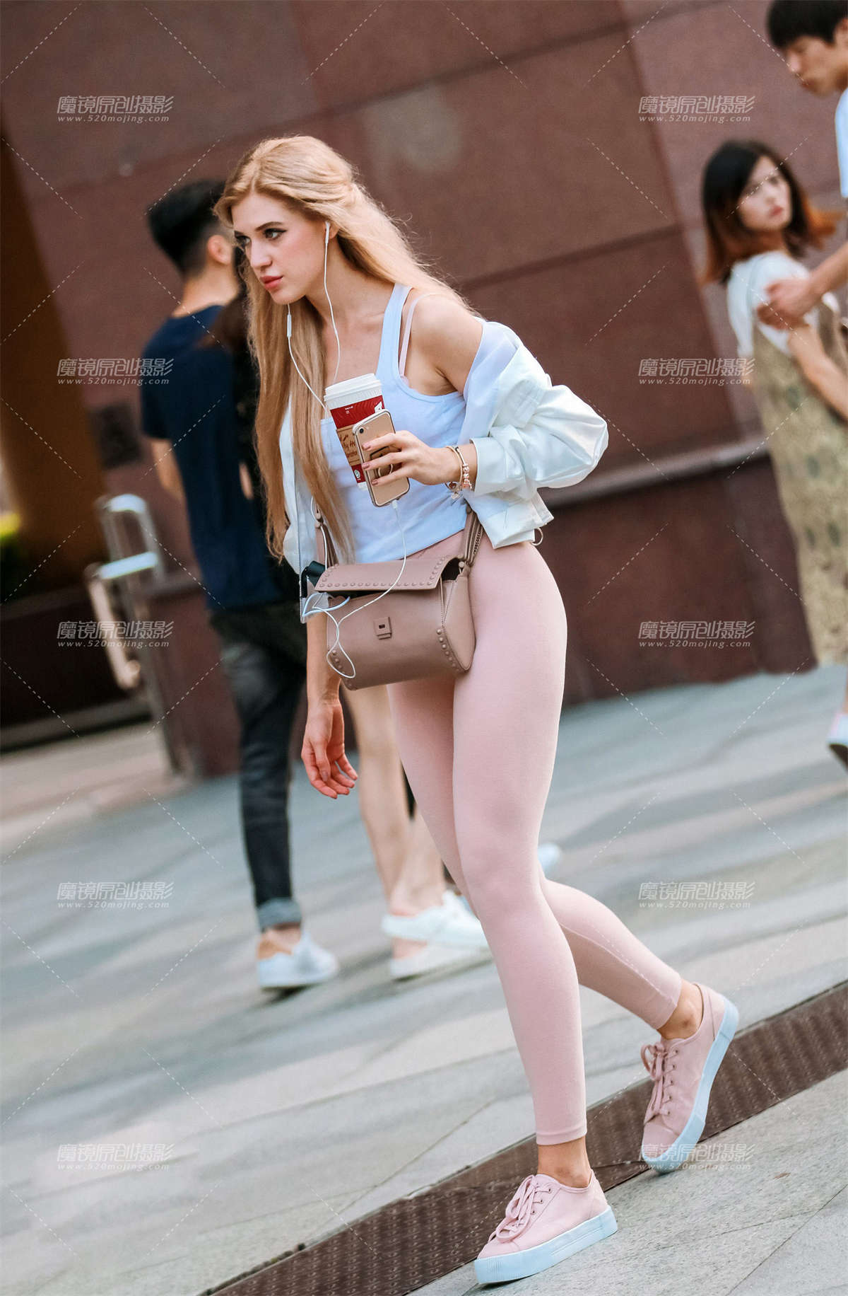 粉色瑜伽裤美臀美女-日更街拍