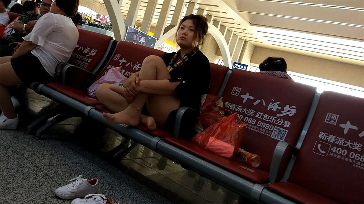 图片[2]-[4K高清视频]候车室微胖界的丝足MM-日更街拍