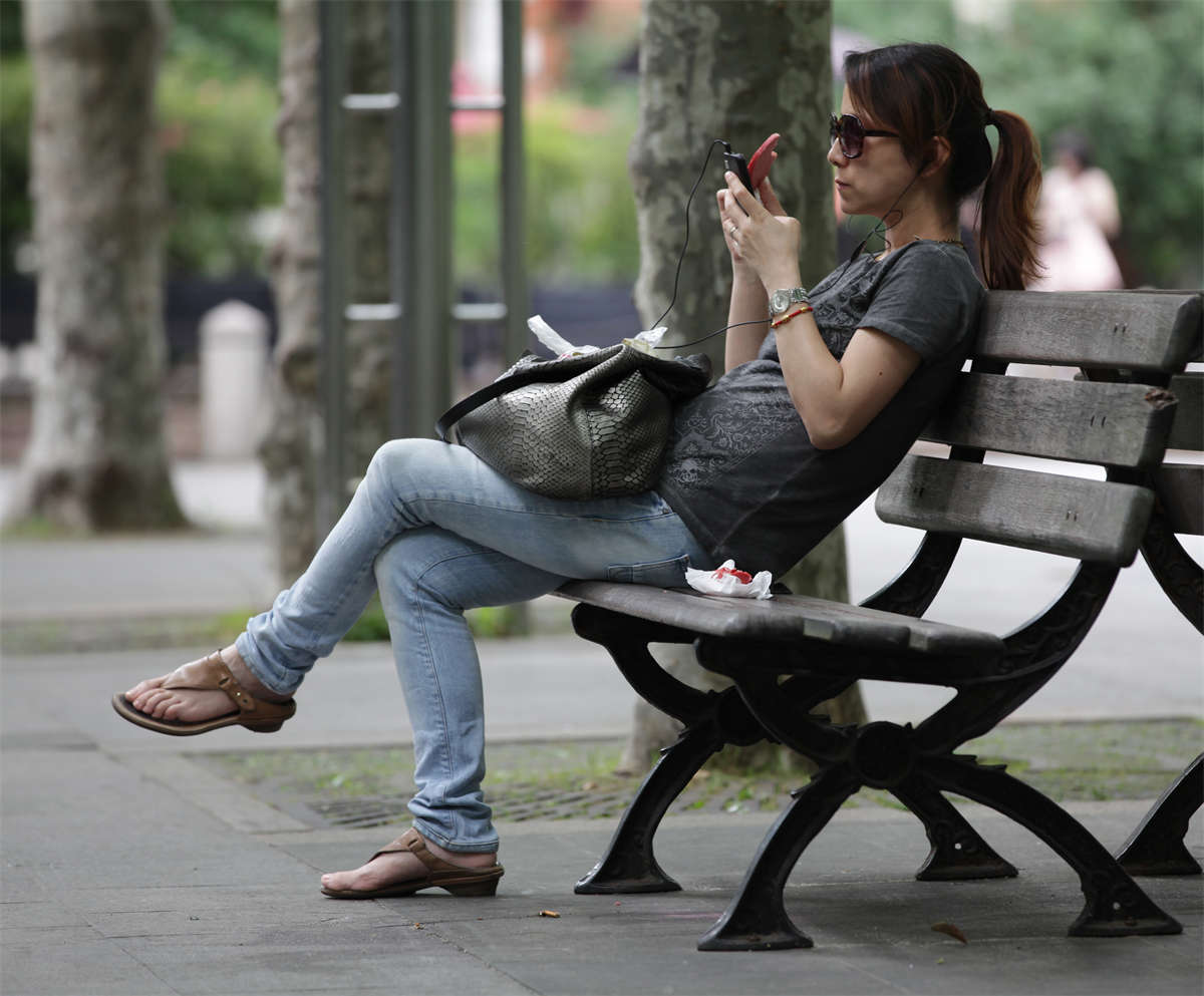 图片[2]-踏青公园街拍系列No.361 黑超美女长椅小憩-日更街拍