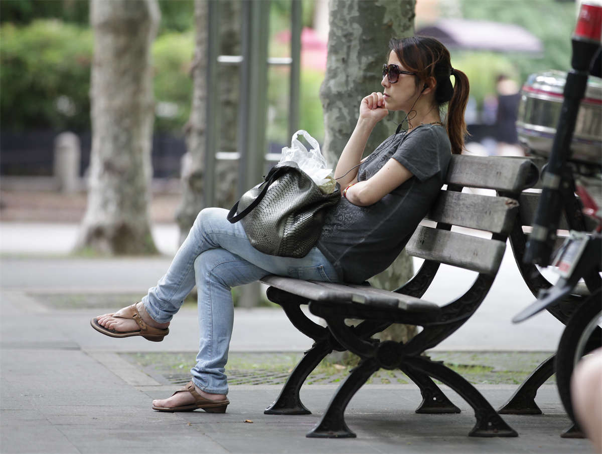 踏青公园街拍系列No.361 黑超美女长椅小憩-日更街拍