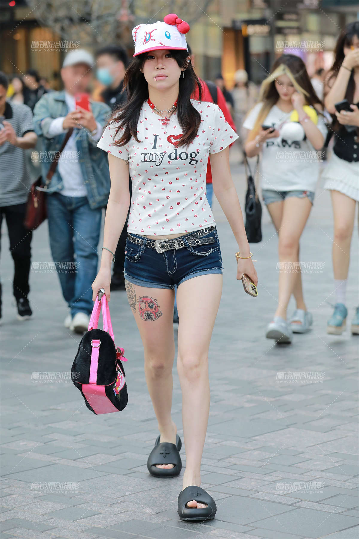 深蓝色紧身热裤-日更街拍