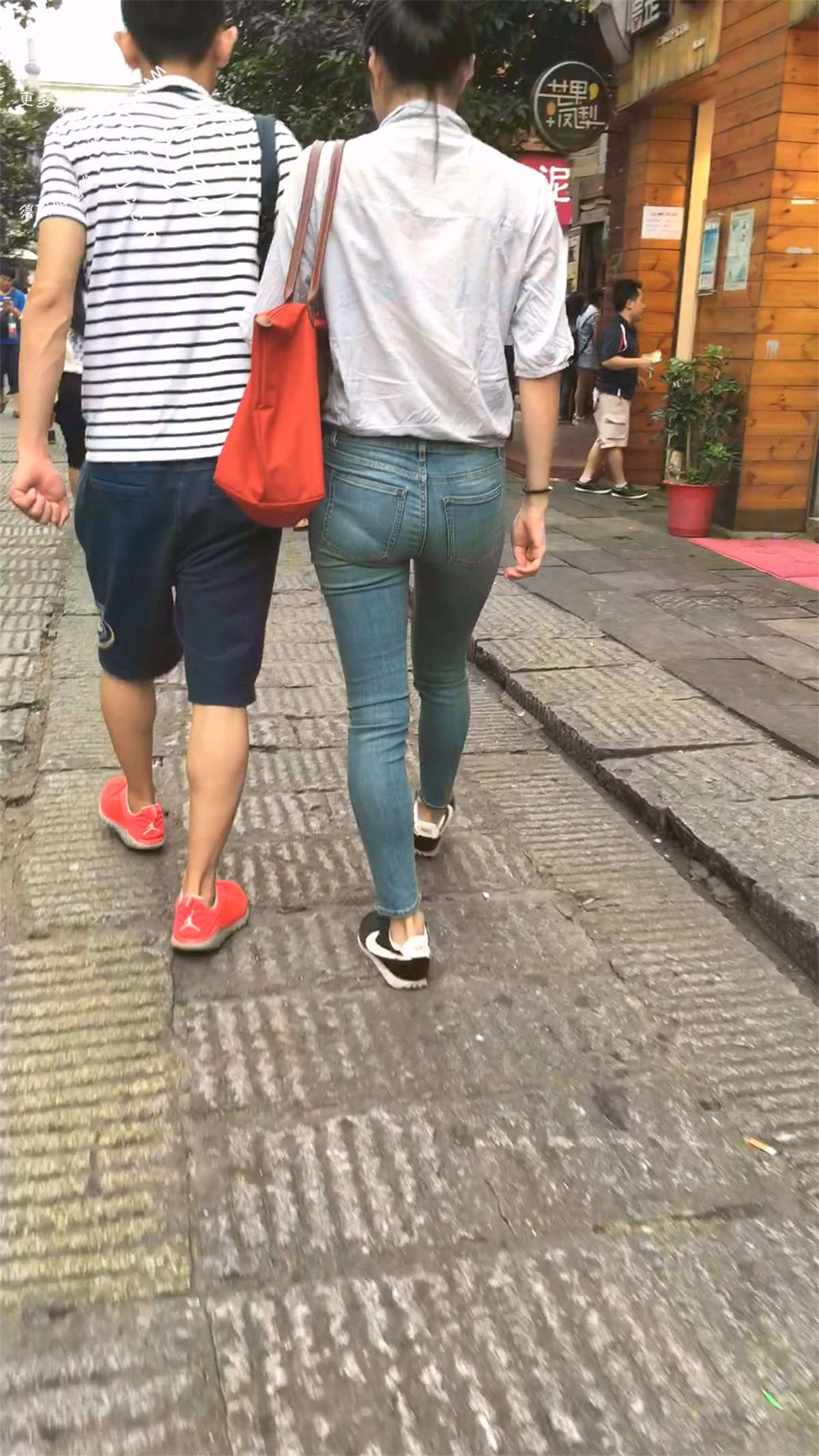 图片[2]-清秀的蓝牛翘臀美女-日更街拍