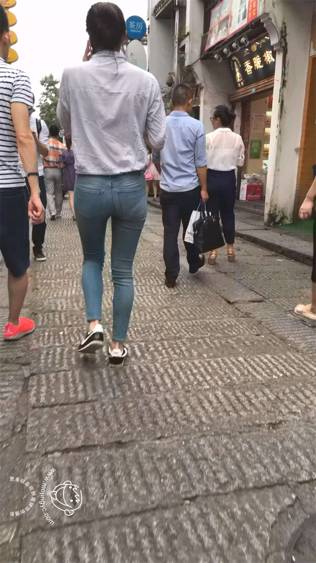 清秀的蓝牛翘臀美女-日更街拍