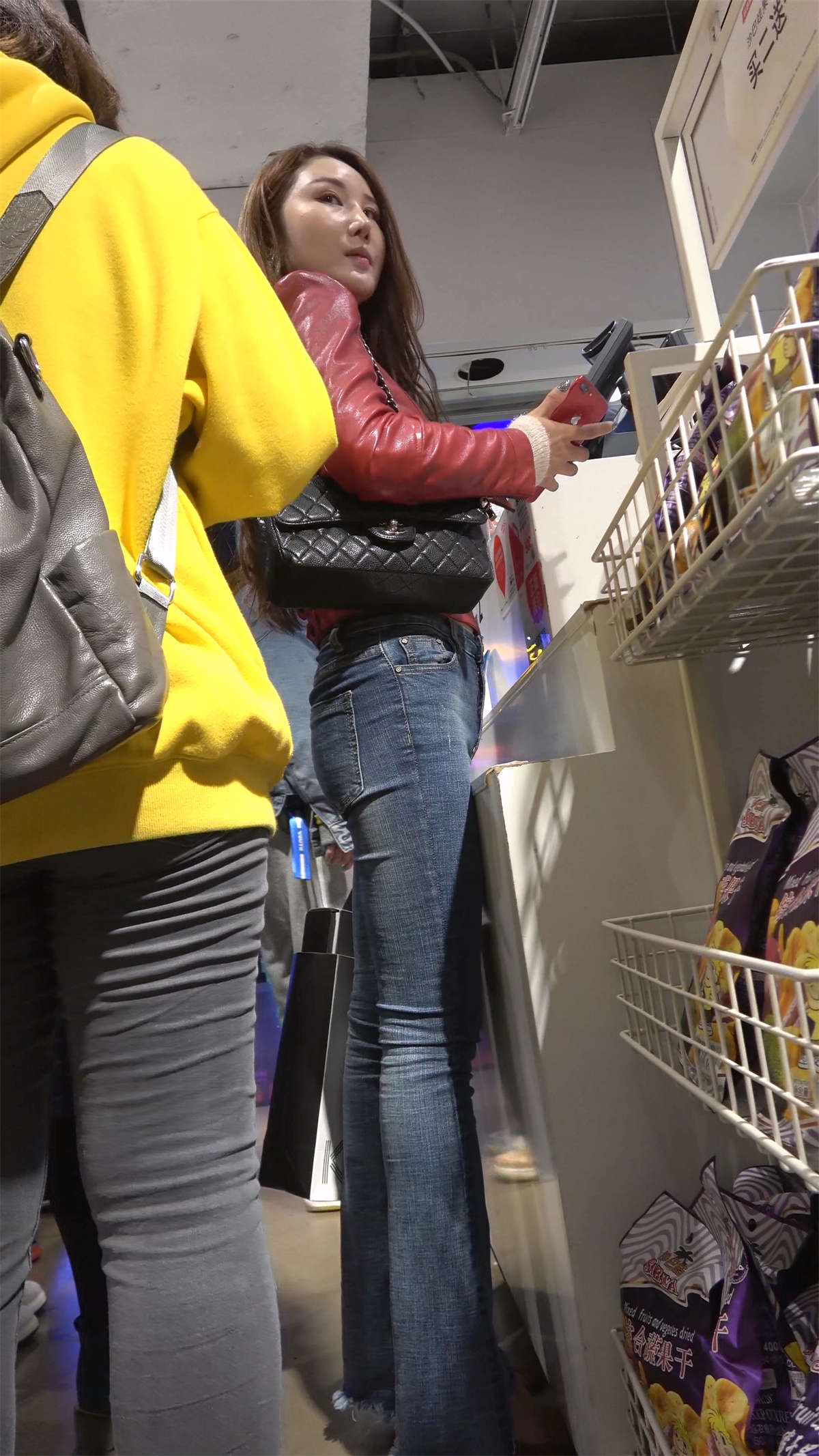 喇叭牛仔裤性感身材成熟美女-日更街拍