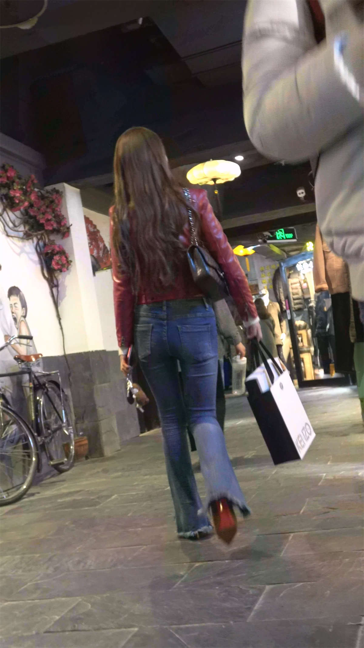 图片[2]-喇叭牛仔裤性感身材成熟美女-日更街拍