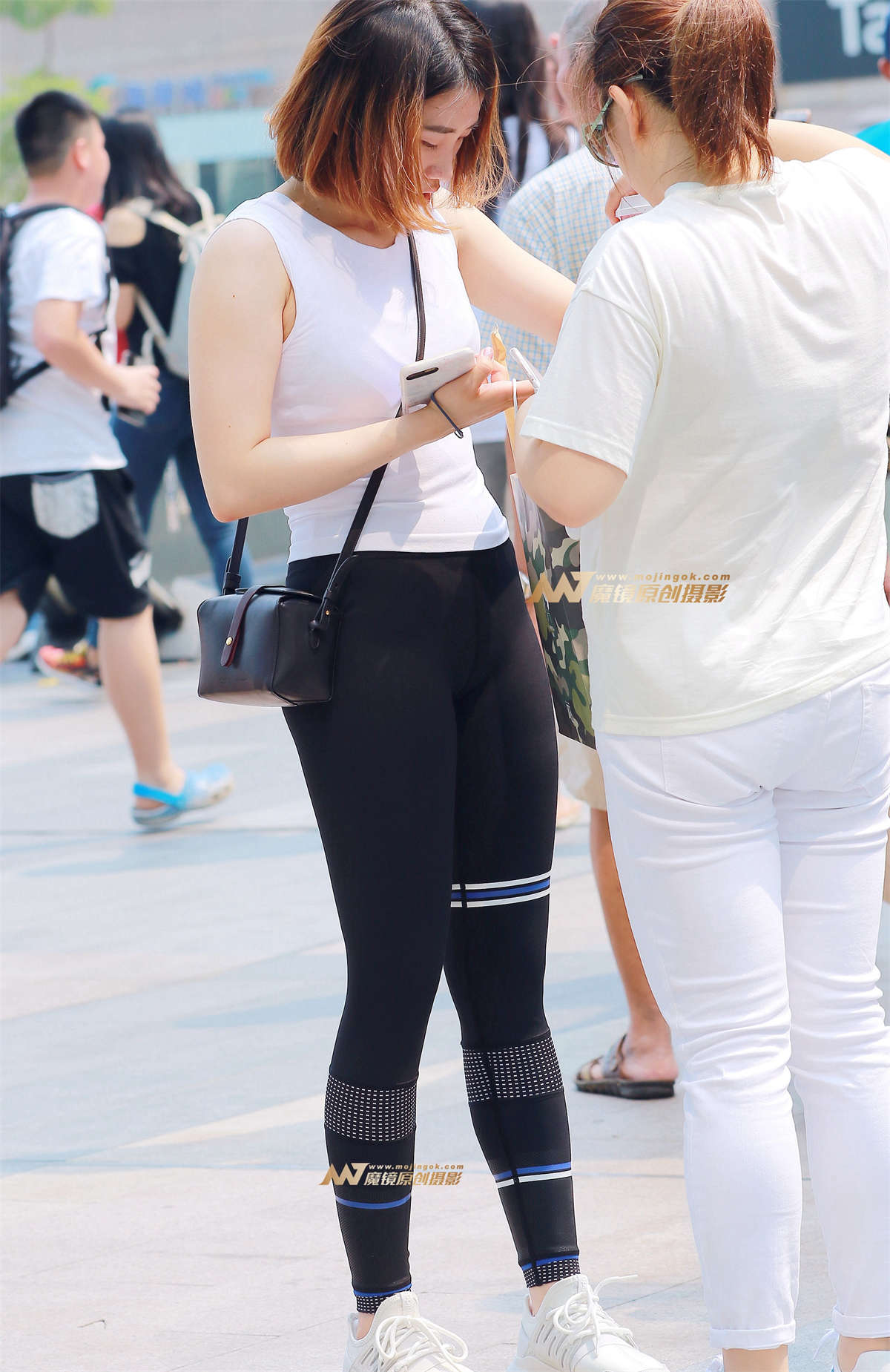 勒紧诱人 紧身瑜伽裤 美眉-日更街拍