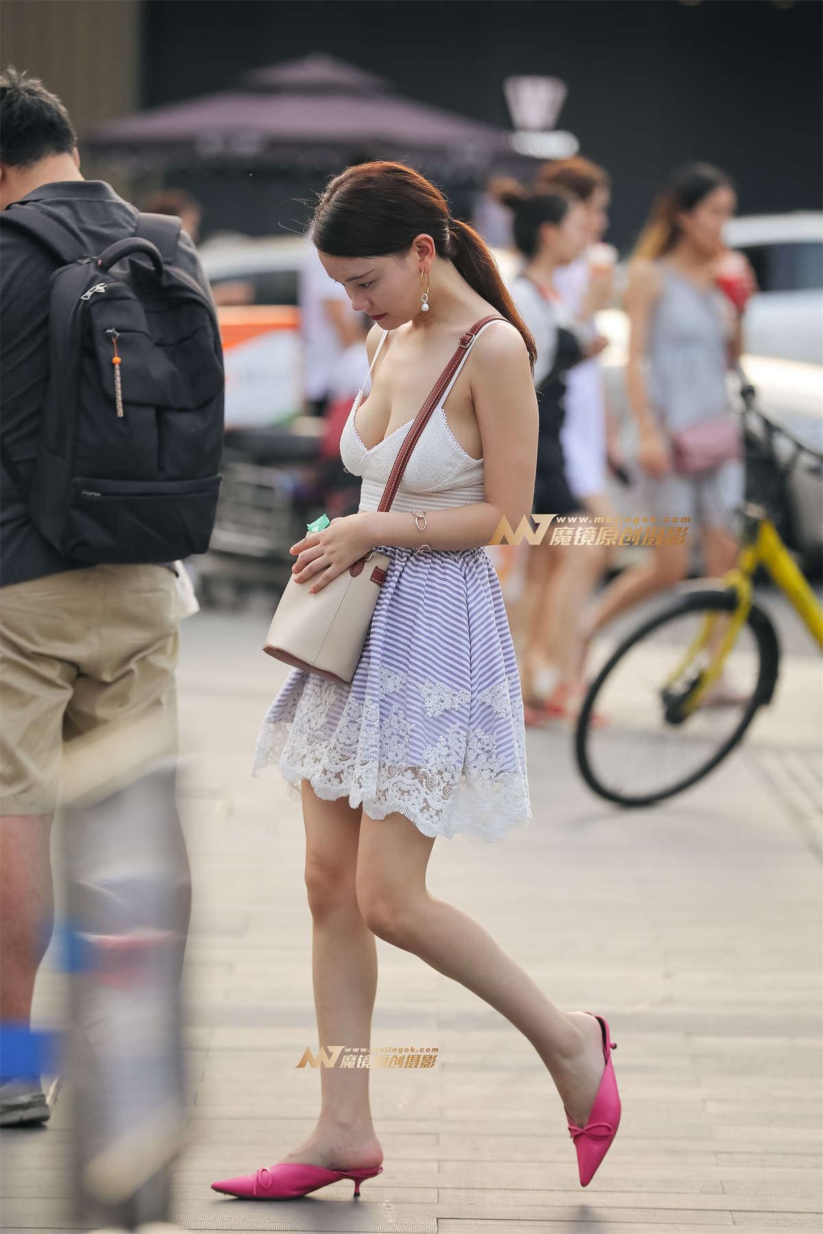 图片[2]-【凯恩赛帖】低胸吊带上衣 夏日炎炎秀出性感-日更街拍