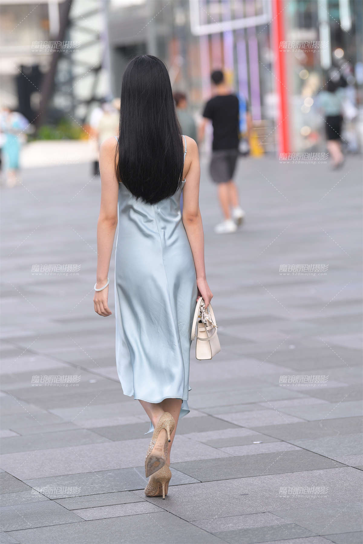 图片[2]-吊带裙美女，搭讪拍一下-日更街拍