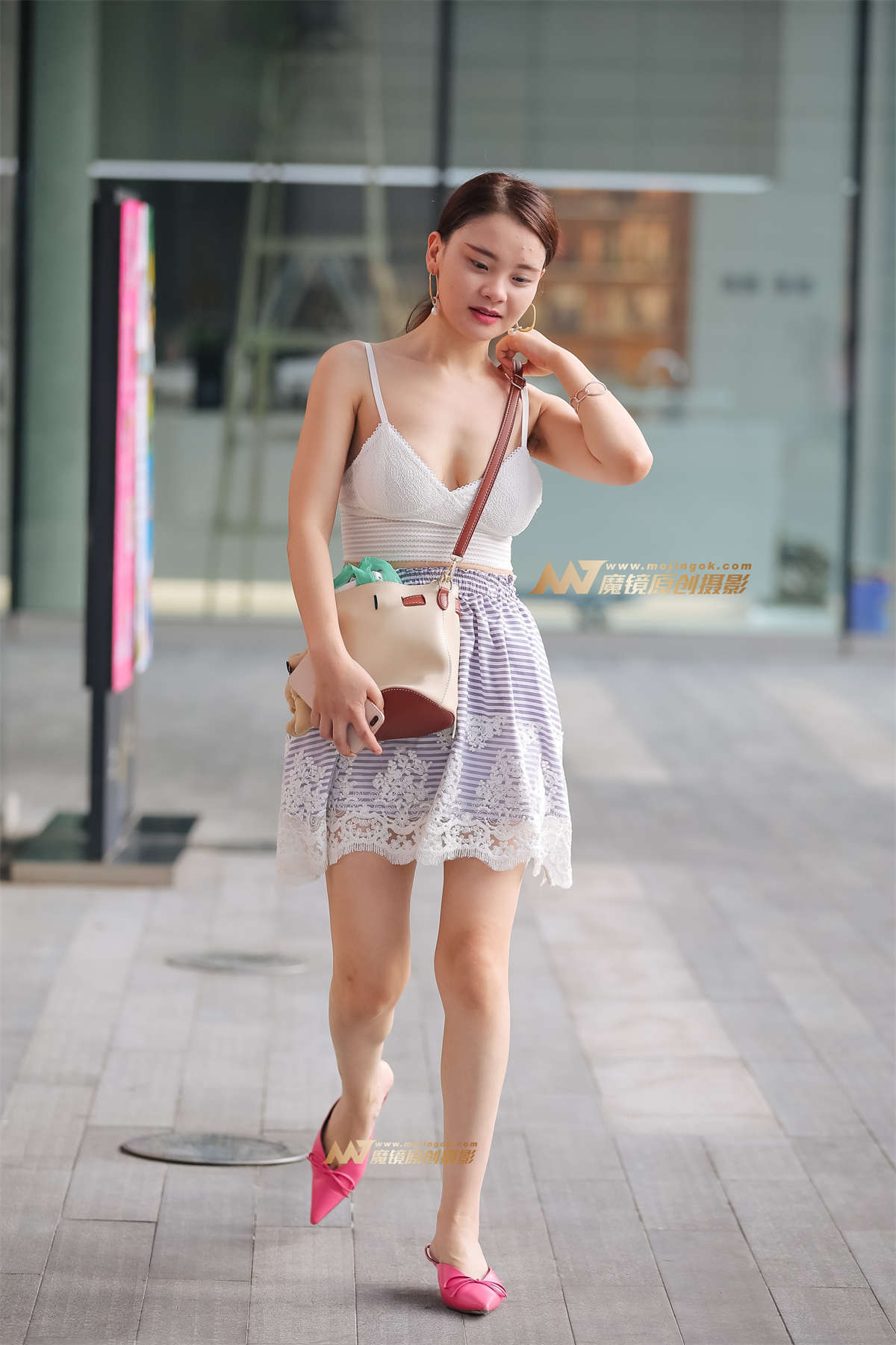 【凯恩赛帖】低胸吊带上衣 夏日炎炎秀出性感-日更街拍