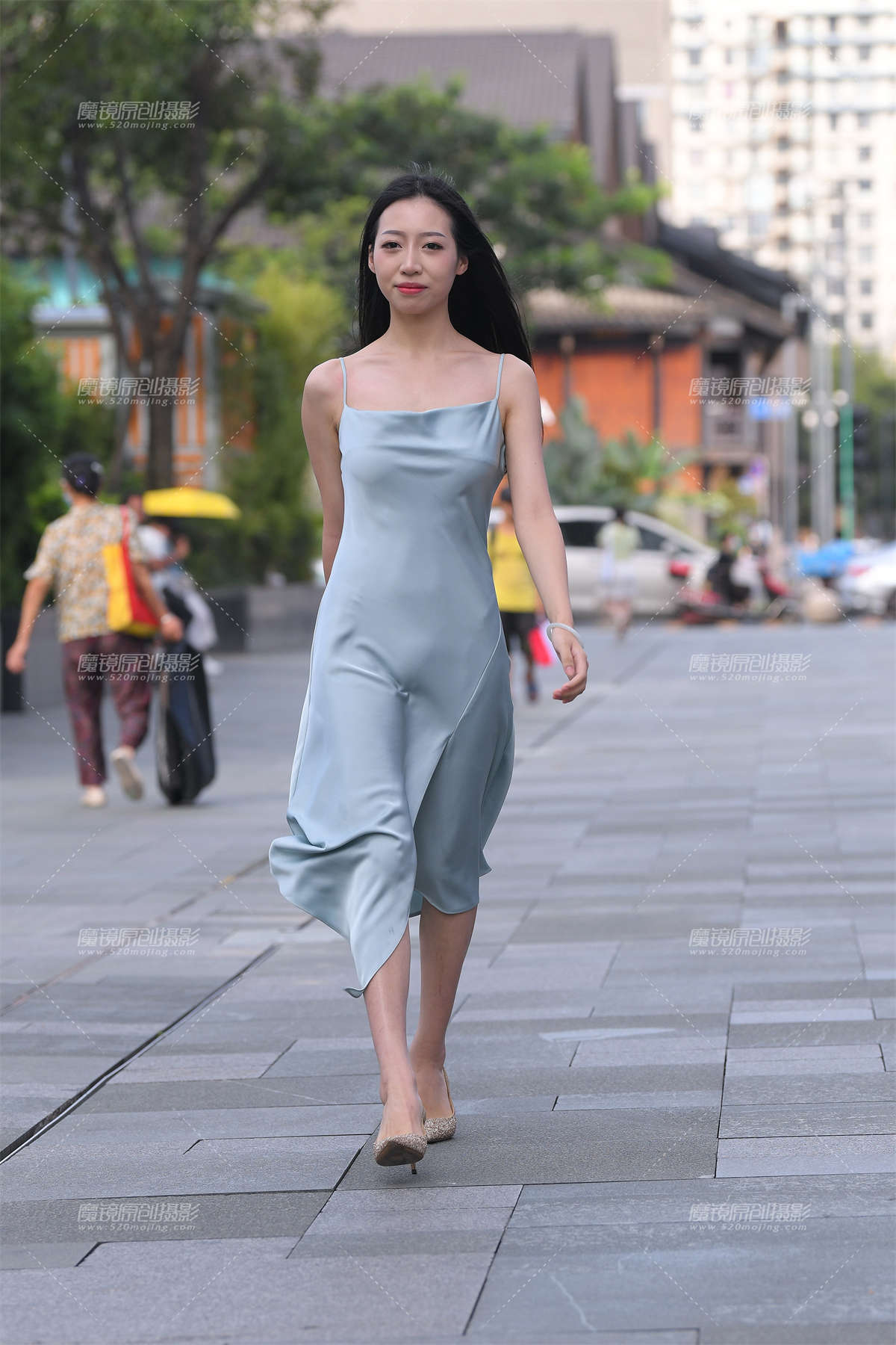 吊带裙美女，搭讪拍一下-日更街拍