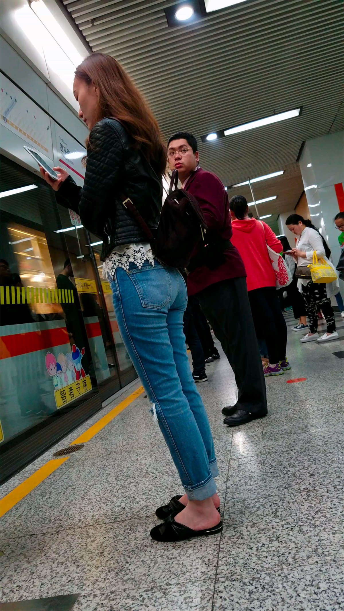 图片[2]-破洞紧身蓝色牛仔裤小姐姐-日更街拍