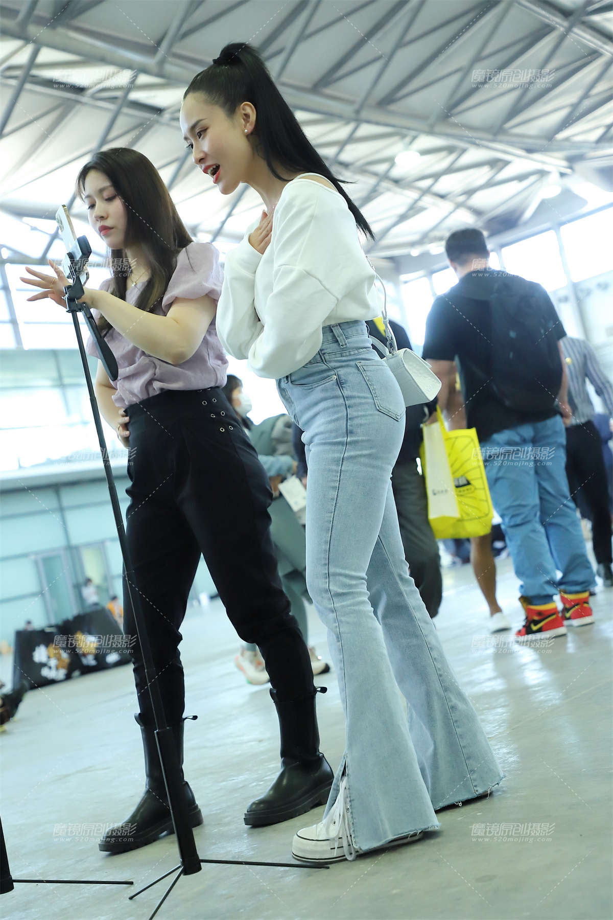 马尾辫白衣紧身牛仔-日更街拍