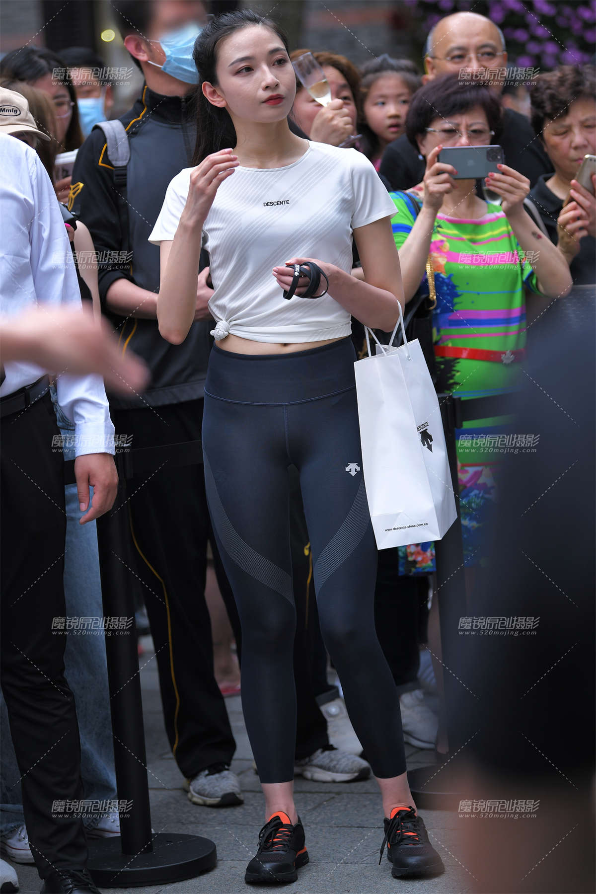 白衣兰色紧身裤-日更街拍