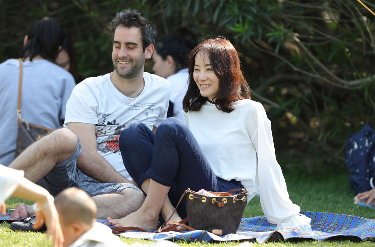 图片[2]-踏青公园街拍系列No.1587 恬静清纯的女生坐姿慢慢放松，终于躺倒翘起了二郎腿-日更街拍