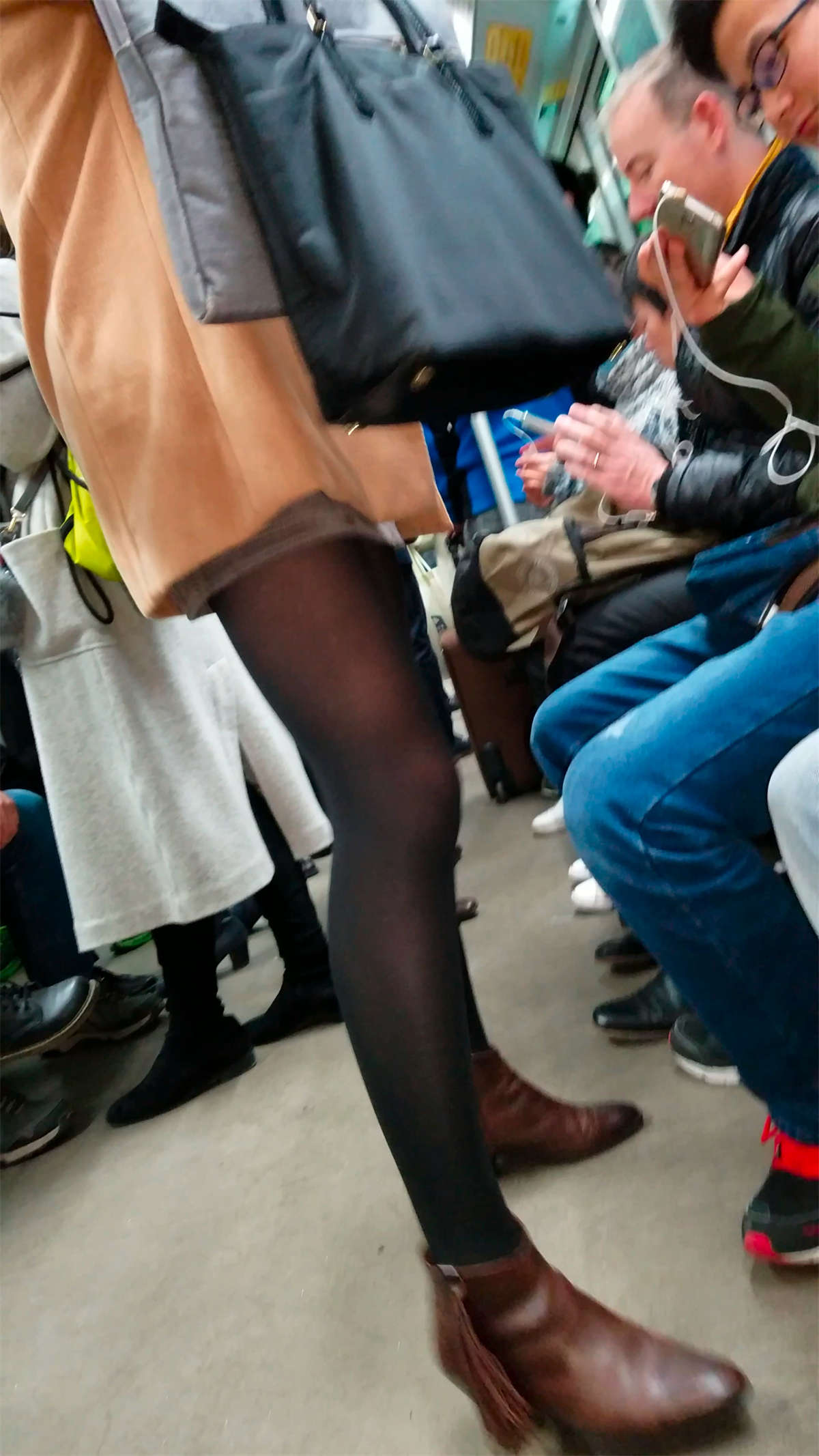 图片[2]-地铁站拍摄黑色丝袜牛仔短裤长腿妹子-日更街拍