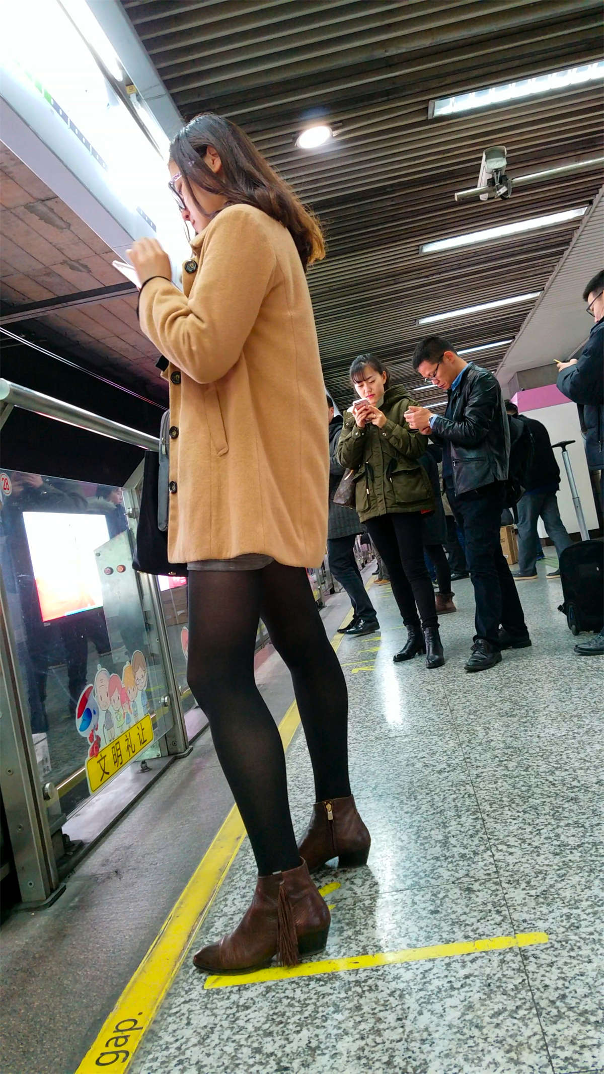地铁站拍摄黑色丝袜牛仔短裤长腿妹子-日更街拍