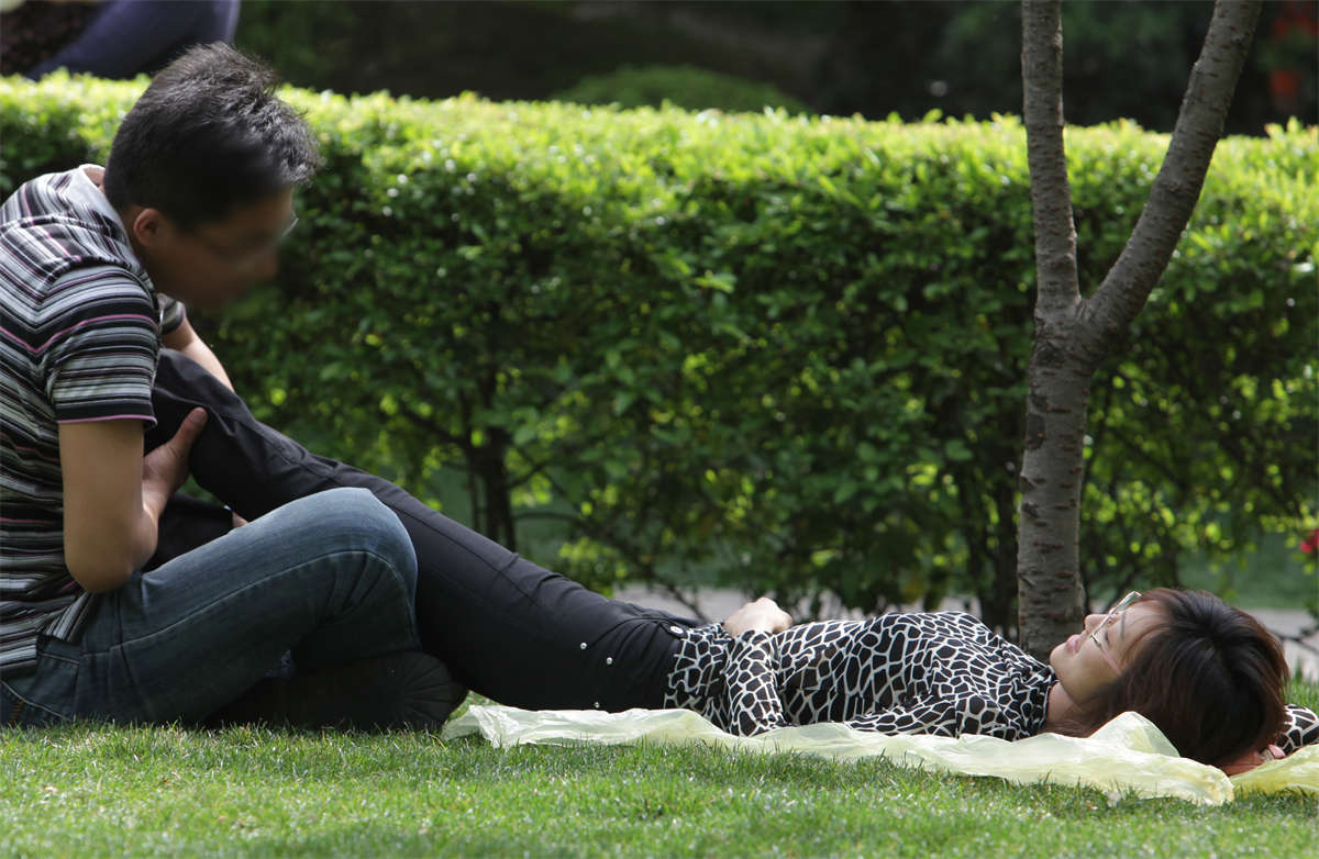 图片[2]-踏青公园街拍系列No.362 黑丝美足的终极杀阵，此足归来不看脚-日更街拍