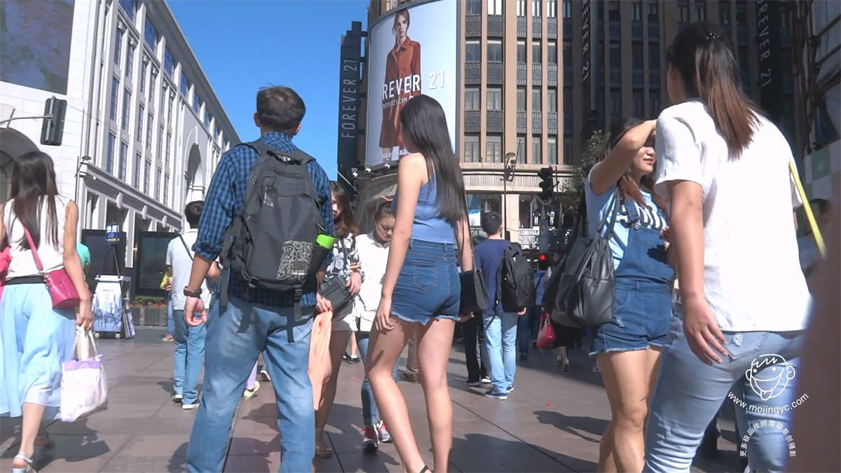 性感的短裤美臀靓妹-日更街拍