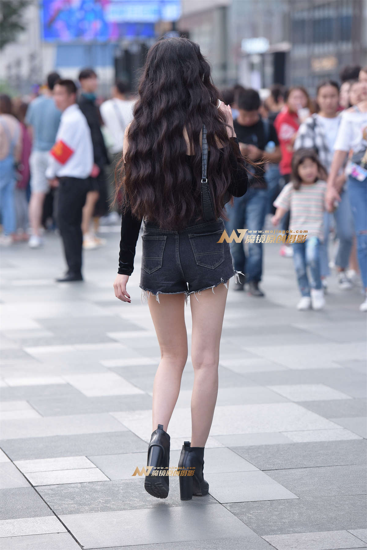 图片[2]-热裤长腿美女-日更街拍