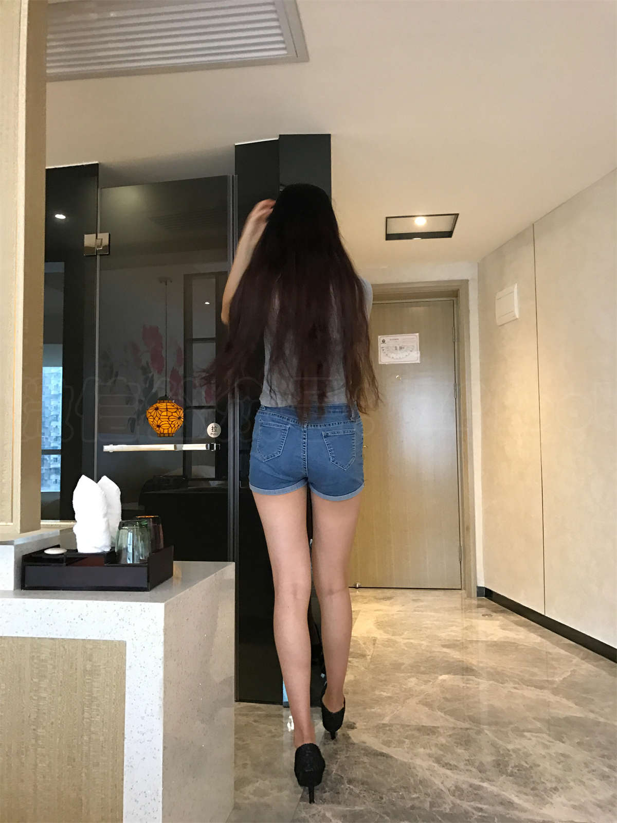 图片[2]-LSS山茶摄影 NO.061 气质.裸足-日更街拍