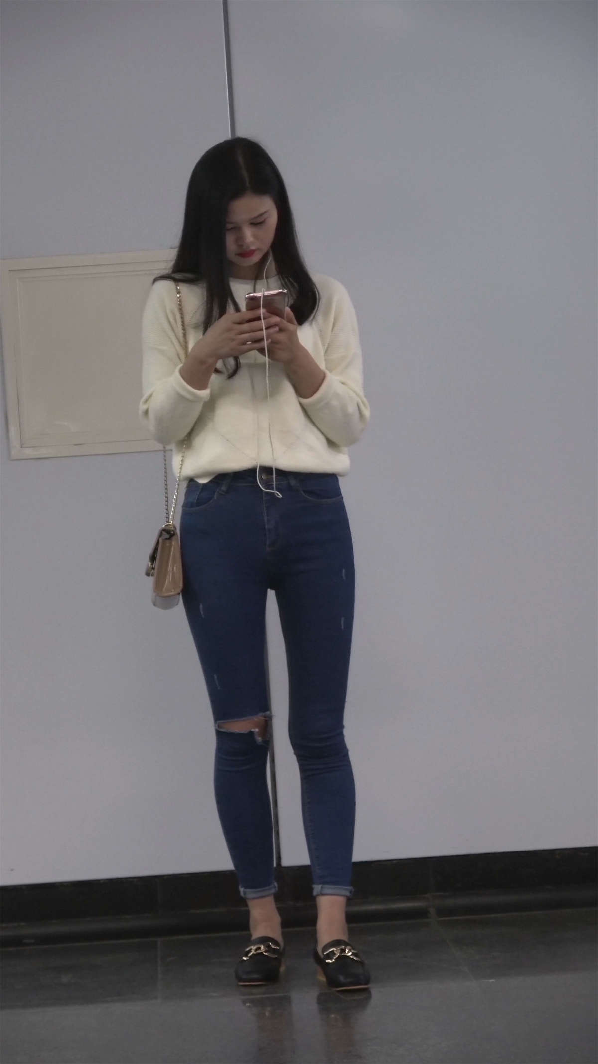 难得一见的紧身蓝牛好身材小姐姐-日更街拍