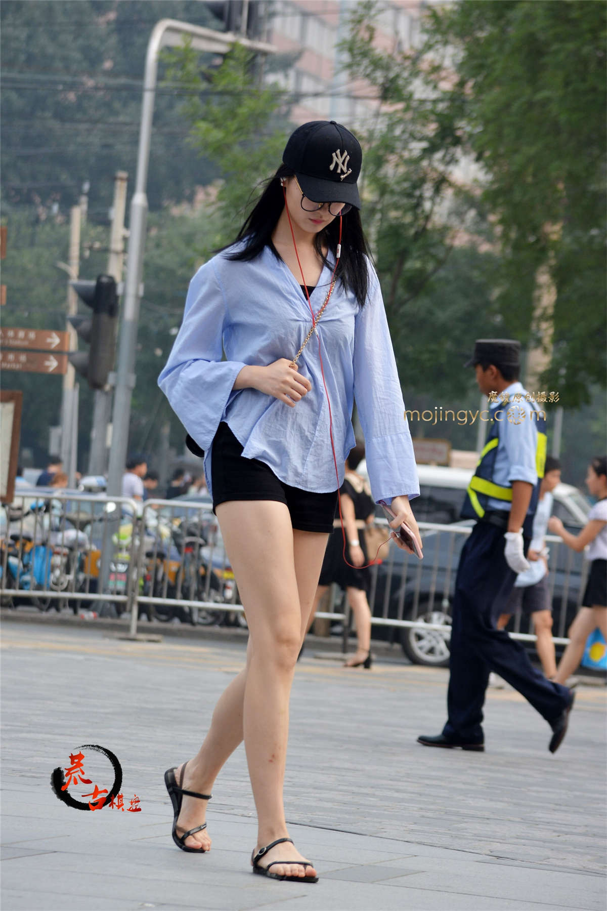 图片[2]-10-20 热裤大长腿-日更街拍