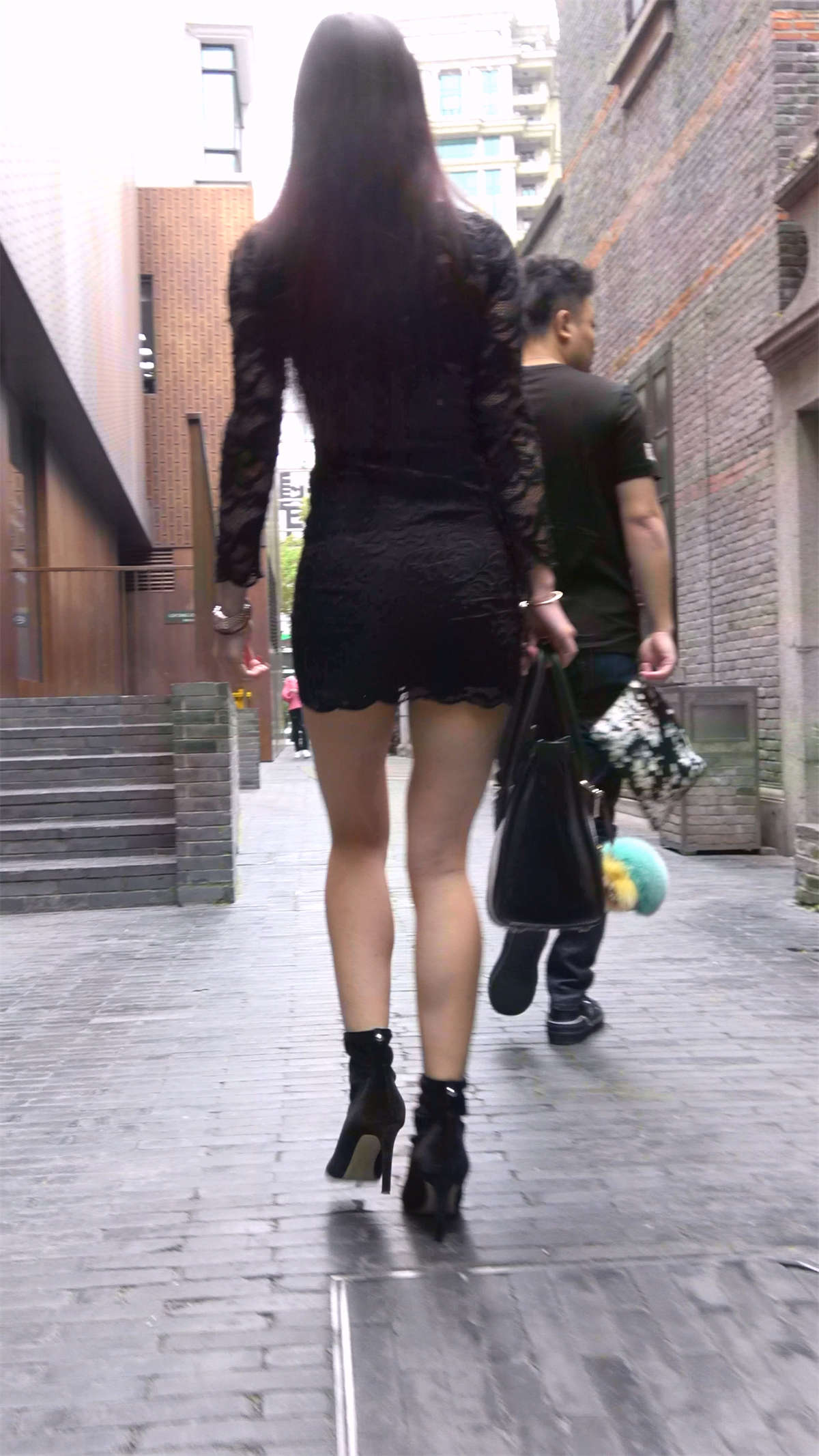 翘臀蕾丝裙性感身材美腿美女-日更街拍