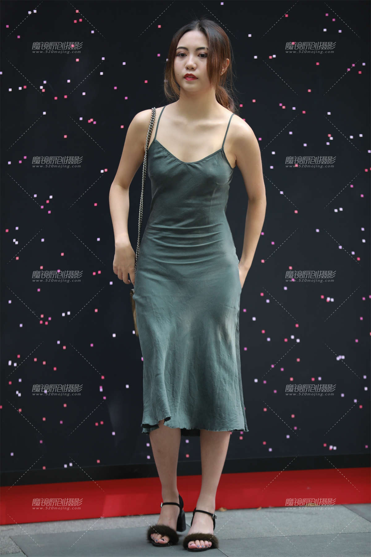 【凯恩赛贴】穿上丝质长裙 更显女人味-日更街拍