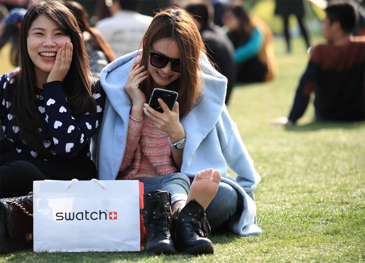 图片[2]-踏青公园街拍系列No.274 同是露脚，女神的气场也是那么与众不同-日更街拍