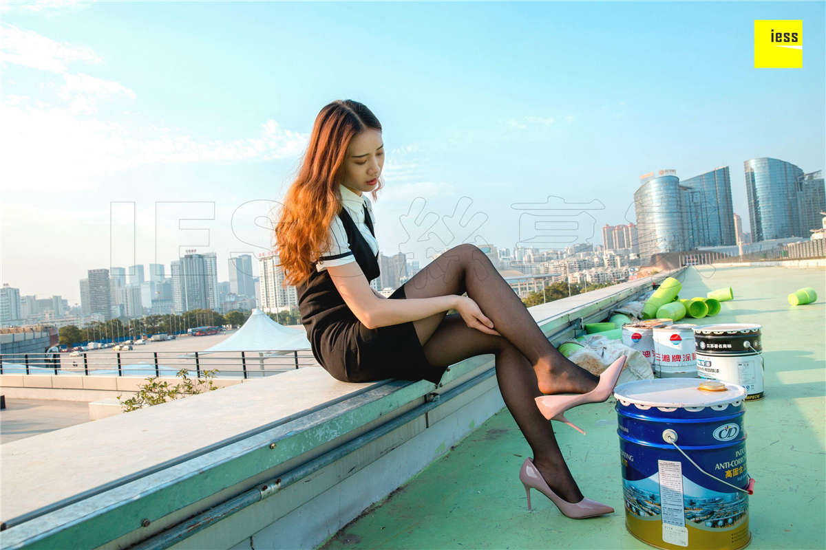 IESS异思趣向 丝享家237期：快看！楼顶上有个黑丝女暖暖-日更街拍